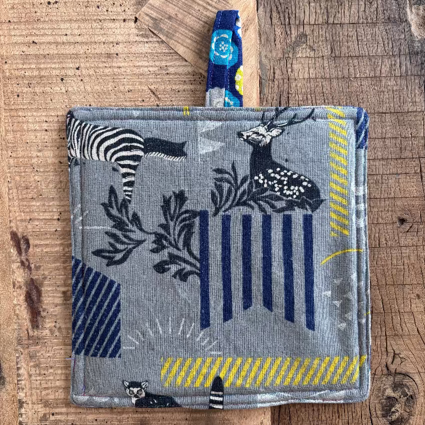 Gray pot holder with animal patterns 